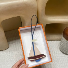 Hermès Bag Charm: Crafted with high-quality materials and exquisite finishing, it is an accessory that adds personality to your bag.