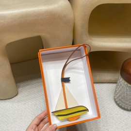 Hermès Bag Charm: Crafted with high-quality materials and exquisite finishing, it is an accessory that adds personality to your bag.