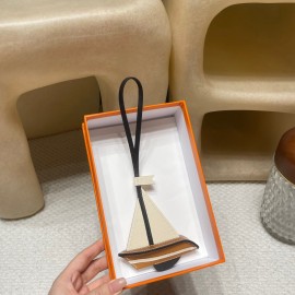 Hermès Bag Charm: Crafted with high-quality materials and exquisite finishing, it is an accessory that adds personality to your bag.