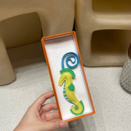 Hermès Bag Charm: Crafted with high-quality materials and exquisite finishing, it is an accessory that adds personality to your bag.