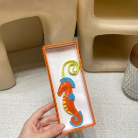 Hermès Bag Charm: Crafted with high-quality materials and exquisite finishing, it is an accessory that adds personality to your bag.