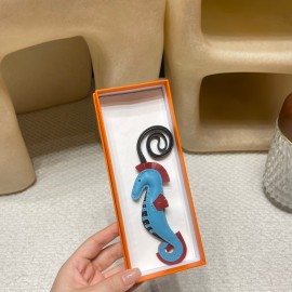 Hermès Bag Charm: Crafted with high-quality materials and exquisite finishing, it is an accessory that adds personality to your bag.