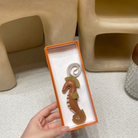 Hermès Bag Charm: Crafted with high-quality materials and exquisite finishing, it is an accessory that adds personality to your bag.