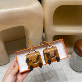 Hermès Bag Charm: Crafted with high-quality materials and exquisite finishing, it is an accessory that adds personality to your bag.