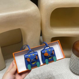 Hermès Bag Charm: Crafted with high-quality materials and exquisite finishing, it is an accessory that adds personality to your bag.