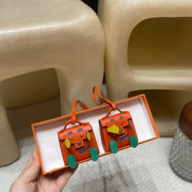 Hermès Bag Charm: Crafted with high-quality materials and exquisite finishing, it is an accessory that adds personality to your bag.